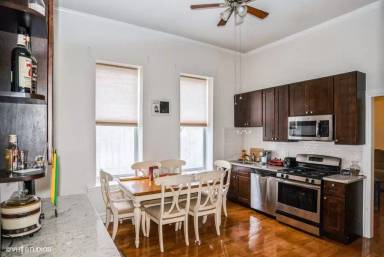 Main picture of 925 N Ashland Ave