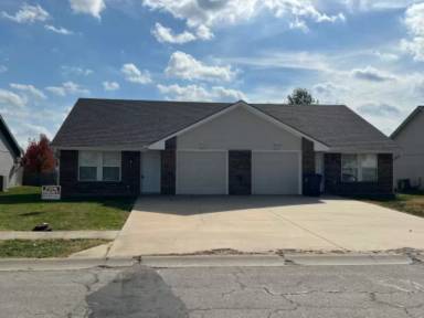 Main picture of 1013 SW Sandy Ln