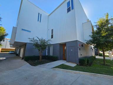 Main picture of 3816 San Jacinto St