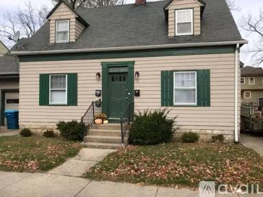 Main picture of 820 W Lovell St