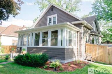 Main picture of 1044 Saint Clair Ave