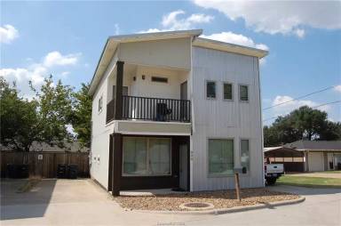 Main picture of 806 Nimitz St
