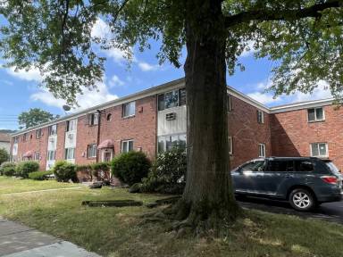 Main picture of 27 Tompkins St