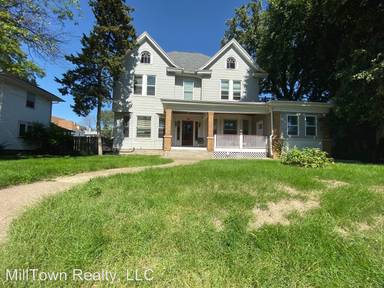 Main picture of 910 E Locust St