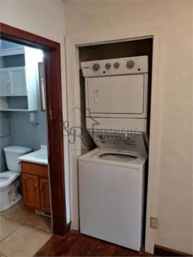 Main picture of 206 W 6th St