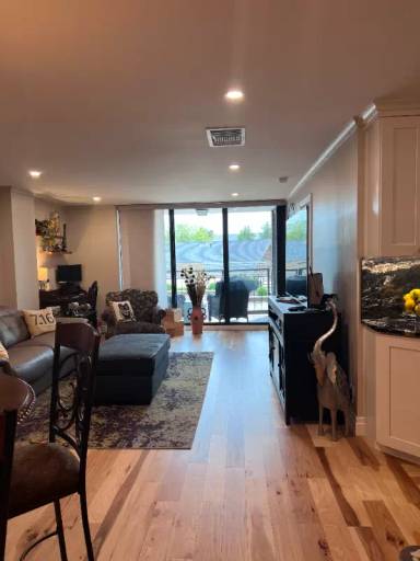 Main picture of 200 Lakefront Blvd