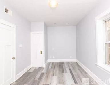 Main picture of 855 W George St