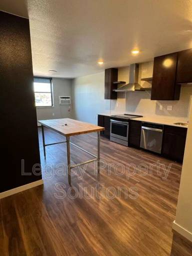 Main picture of 208 E Greenfield Ln