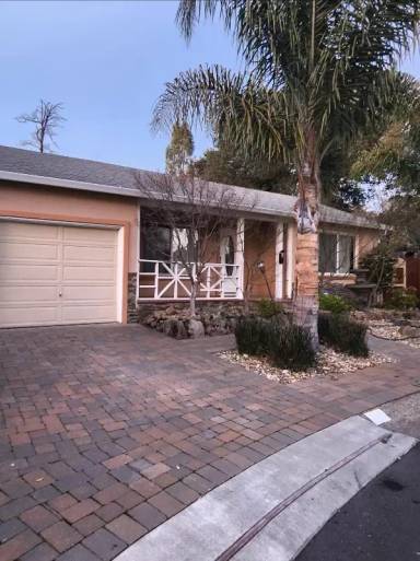 Main picture of 3 Simmons Ct