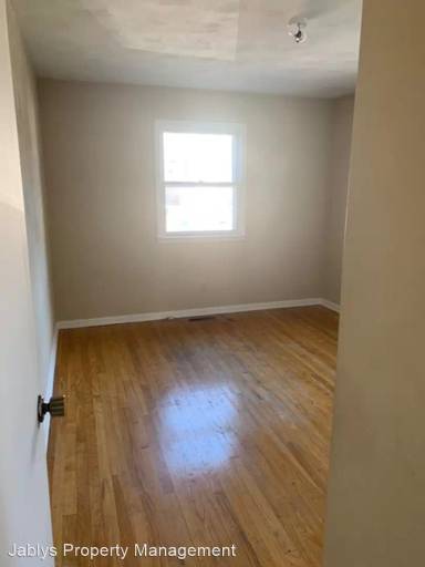 Main picture of 214 1/2 W Berry St