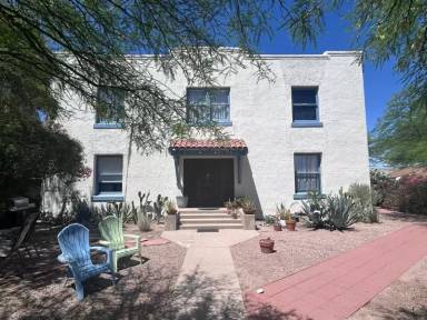 Main picture of 150 E 16th St