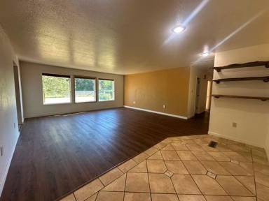 Main picture of 1052 Lakeshore Dr