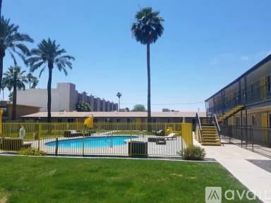 Main picture of 400 W Pasadena Ave