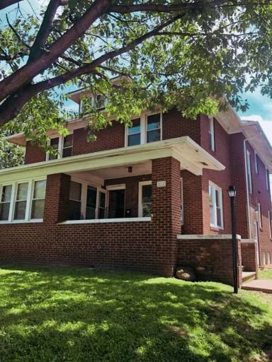 Main picture of 811 W Adams St