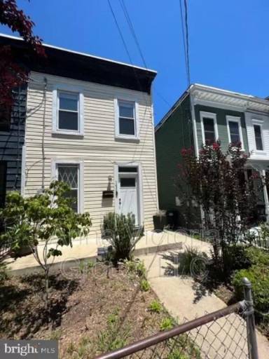 Main picture of 1446 V St SE