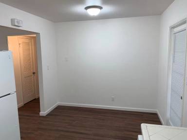 Main picture of 5063 E Belmont Ave