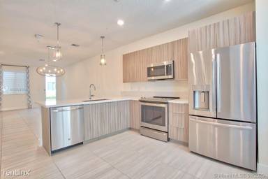 Main picture of 10229 NW 64th Ter