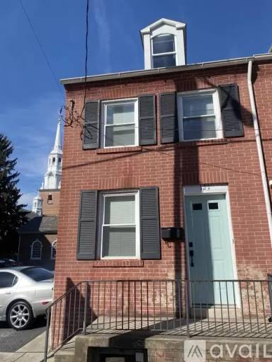Main picture of 123 E Vine St