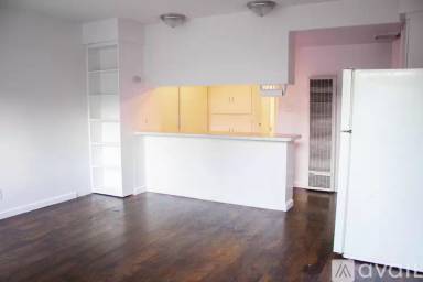 Main picture of 423 W 21st St