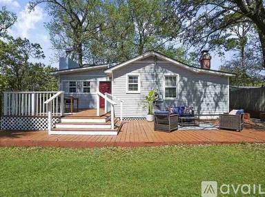 Main picture of 2857 Myra St