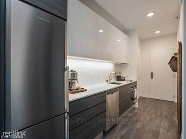 Main picture of 322 W Hubbard St