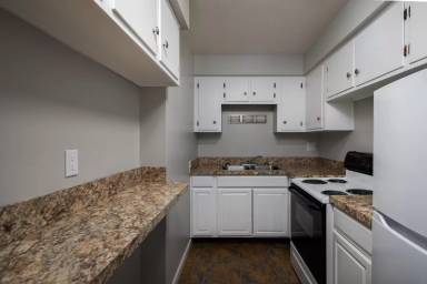 Main picture of Colonial Village Apartments