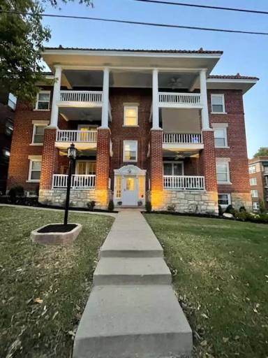 Main picture of 1600 W 37th St