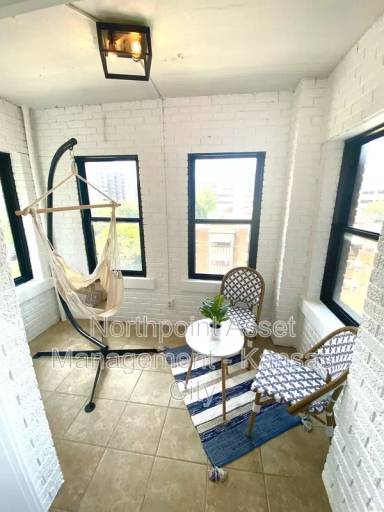 Main picture of 807 W 48th St