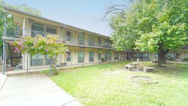 Main picture of 202 E Oak St