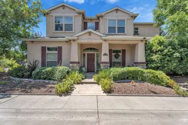 Main picture of 2703 Duchamp St