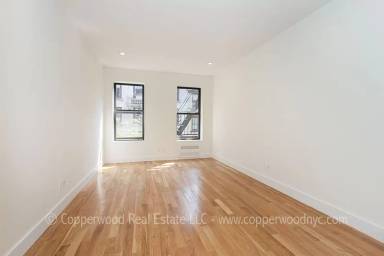 Main picture of 121 East 82nd St