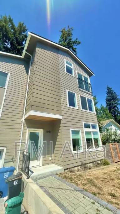Main picture of 1910 NE 120th St