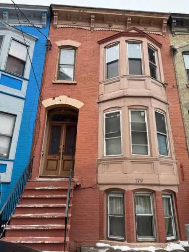 Main picture of 179 Elk St