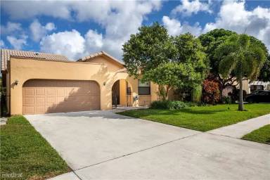 Main picture of 7618 Solimar Cir