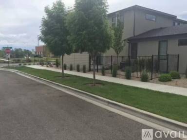 Main picture of 3660 E Parkcenter Blvd