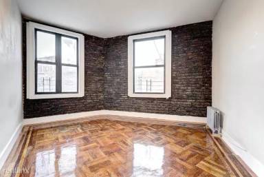 Main picture of 526 W 211th St