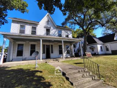 Main picture of 132 W 5th St