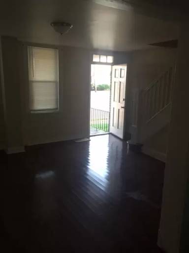 Main picture of 2710 W Franklin St