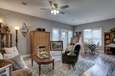 Main picture of 605 Applewood Ln