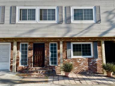 Main picture of 327 Laurel St