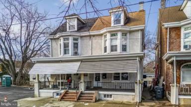 Main picture of 171 N York St