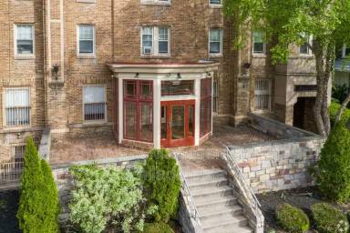 Main picture of 2809 W Queen Ln