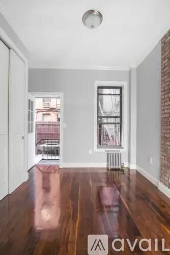 Main picture of 432 W 52nd St