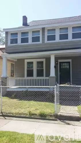 Main picture of 831 W 36th St
