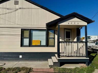 Main picture of 6895 Monaco St