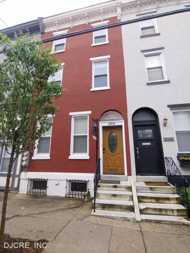 Main picture of 2004 Parrish St