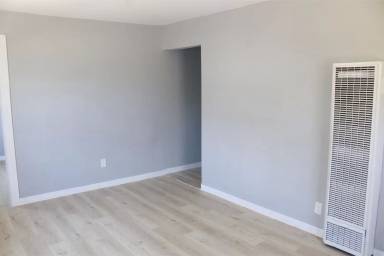 Main picture of 1070 W 56th St