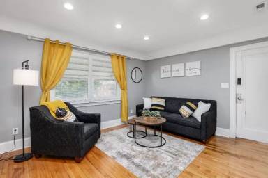 Main picture of 3638 Bedford St