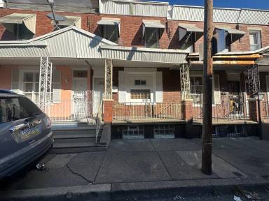 Main picture of 745 E Madison St