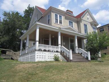 Main picture of 325 Fulton St E